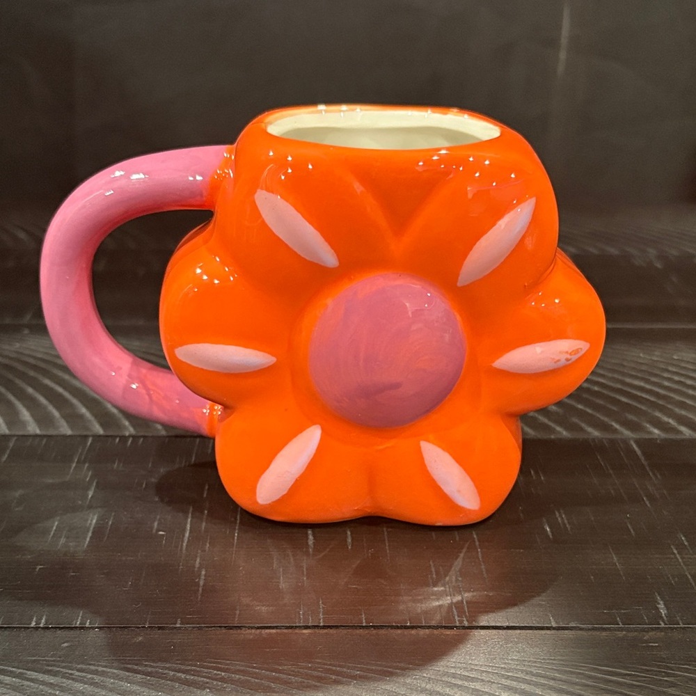 Room Essentials Orange Flower Mug with Pink Handle - 4 pack